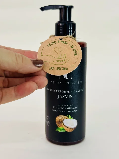 LOCION CORPORAL HIDRATANTE a base de aceite de coco, extracto natural de aloe vera y vitamina e.