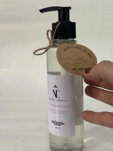GEL LIMPIADOR FACIAL DE ALOE VERA, GLICERINA Y CENTELLA ASIATICA, con vitamina e y aceite esencial de lavanda.
