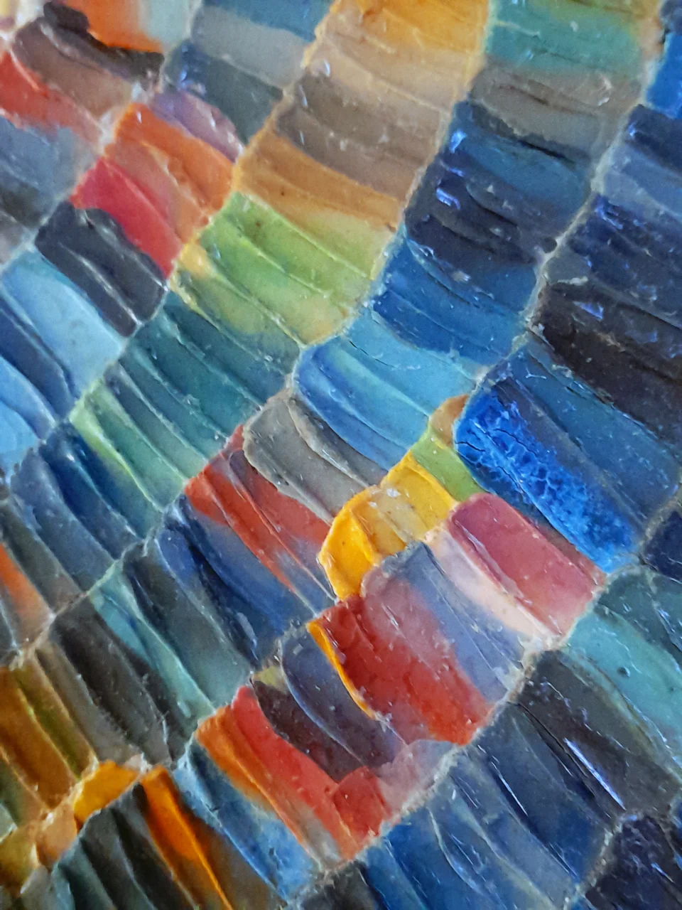 Triángulo Central en Plastilina sobre Cartón Natural (Pieza Única)
