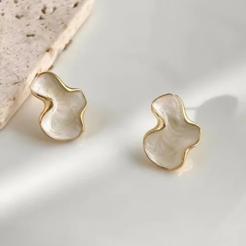 Pendiente de tuerca Irregular con forma de nube para mujer, joyería artística abstracta, Color blanco, negro y rosa, regalo de fiesta Simple