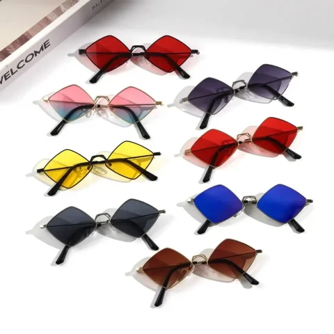 Gafas de sol Retro con forma de diamante para hombre y mujer, lentes de sol con marco cuadrilateral de Metal, protección UV, 1 unidad