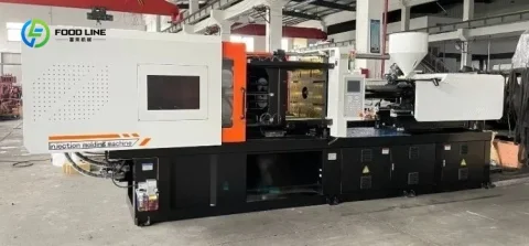 Máquina de moldeo por inyección servoaccionada que adapta múltiples moldes pequeños para fabricar artículos domésticos de plástico de varios tipos.