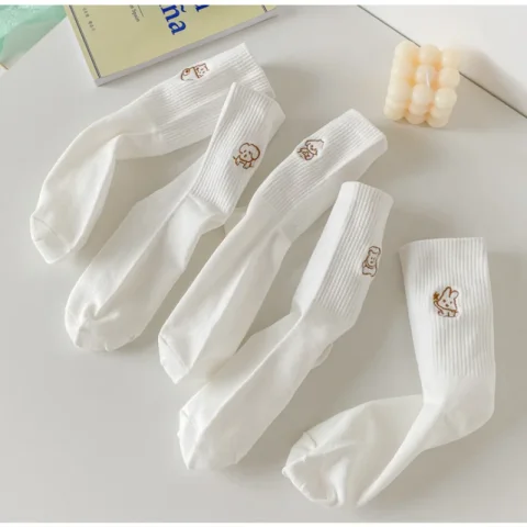 5 pares de calcetines blancos bordados para mujer, calcetines de algodón para todas las estaciones, calcetines deportivos de tubo medio alto con dibujos animados para estudiantes 5