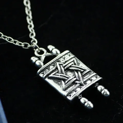 Collar con colgante de hombre religioso de desplazamiento de Torá de Sefer hebreo judío para mujer con collar de amuleto de estrella de David 3