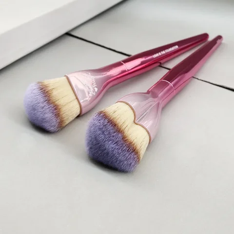 Love Beauty Full Love is The Foundation Brush Rosa en forma de corazón impecable base crema maquillaje cepillo herramienta de belleza