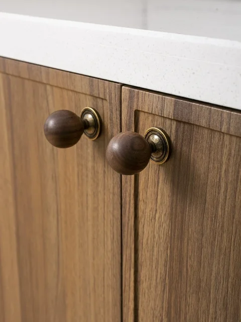 Los muebles están hechos de madera de nogal antiguo con tiradores pequeños de latón macizo, tiradores de armario, cajones de cocina, pomos de un solo orificio