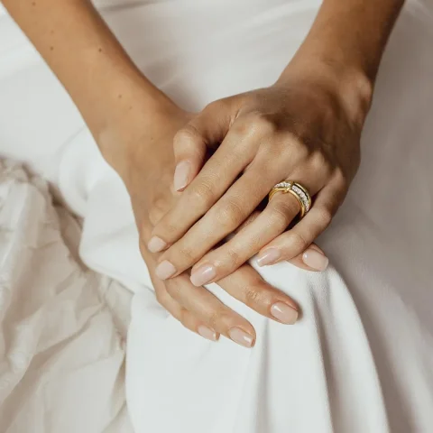 Un anillo apilable de cobre de dos colores de tres anillos, simple y elegante, antialérgico y anticolor, adecuado para joyería de mujer