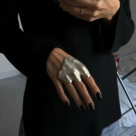 Anillo de Nudillo con Diseño Irregular, Artesanía Exquisita, Estilo Minimalista, Anillo de Dedo con Patrón Único, Textura Delicada, Anillo Plegado