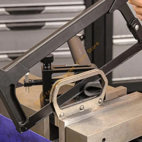 Herramienta guía corte tubos para reparación bicicletas con cuerpo metálico, agarre tornillo, placa guía y uso 5