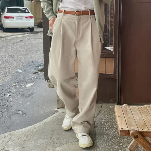 Pantalones de traje para hombre a la moda, ropa de calle, pantalones rectos sueltos plisados de Color sólido Vintage, pantalones informales abotonados de primavera 2025