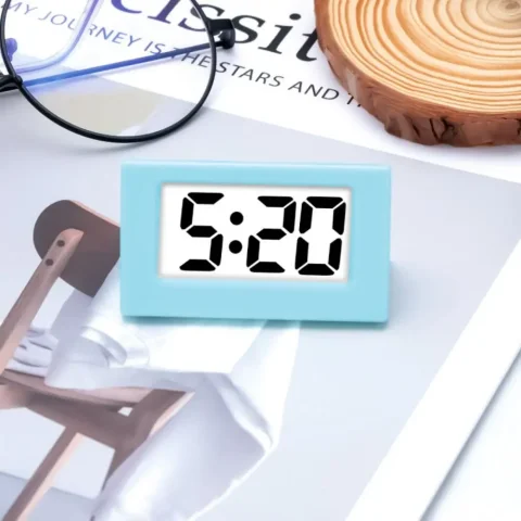 Reloj Digital LED Simple y creativo, Mini reloj triangular silencioso, pantalla de tiempo, reloj electrónico de escritorio para el hogar