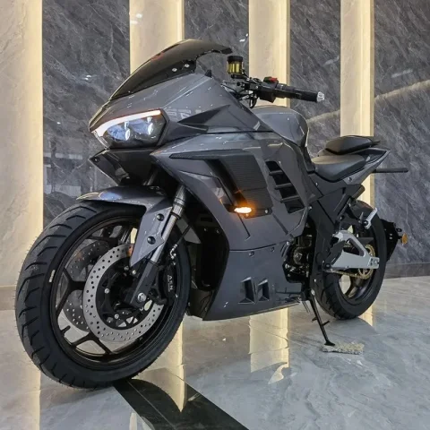 Una motocicleta eléctrica de alta potencia con una velocidad máxima de 130 kilómetros por hora.