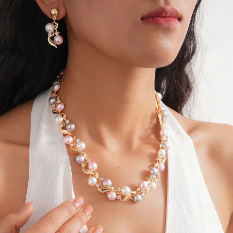 Conjunto de Joyería de Lujo para Mujer: Gargantillas Elegantes con Bloques de Color y Perlas de Imitación, Pulsera de Hojas con Pedrería y Pendientes Colgantes – Regalo Ideal 3