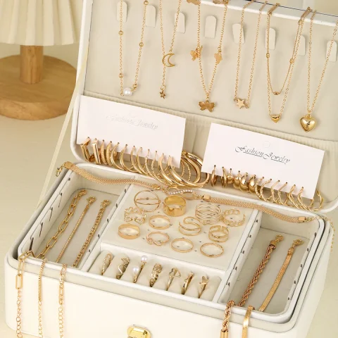 Elegante conjunto de joyería vintage y elegante que incluye collares con colgante, pendientes de aro en C retorcidos, anillos de color dorado, pulsera, trajes diarios 3