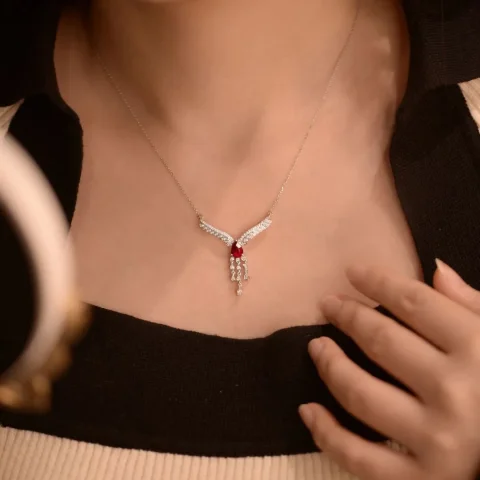 Collar de piedras preciosas rojas lujoso y llamativo para mujer, cadena de cuello con alas de diamantes con incrustaciones de plata 925, joyería de boda exquisita 3