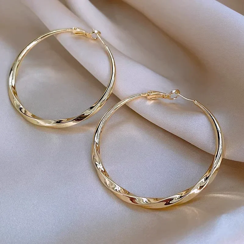 Pendientes de aro de Metal torcidos de 5cm para mujer, aretes colgantes de círculo redondo con personalidad geométrica, regalo de joyería dorada Simple para fiesta