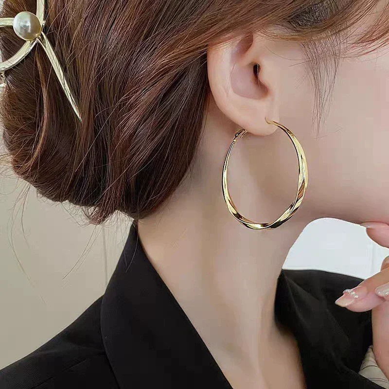 Pendientes de aro de Metal torcidos de 5cm para mujer, aretes colgantes de círculo redondo con personalidad geométrica, regalo de joyería dorada Simple para fiesta