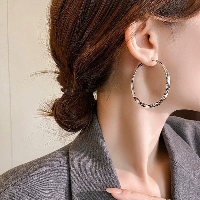 Pendientes de aro de Metal torcidos de 5cm para mujer, aretes colgantes de círculo redondo con personalidad geométrica, regalo de joyería dorada Simple para fiesta