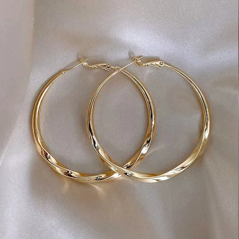 Pendientes de aro de Metal torcidos de 5cm para mujer, aretes colgantes de círculo redondo con personalidad geométrica, regalo de joyería dorada Simple para fiesta