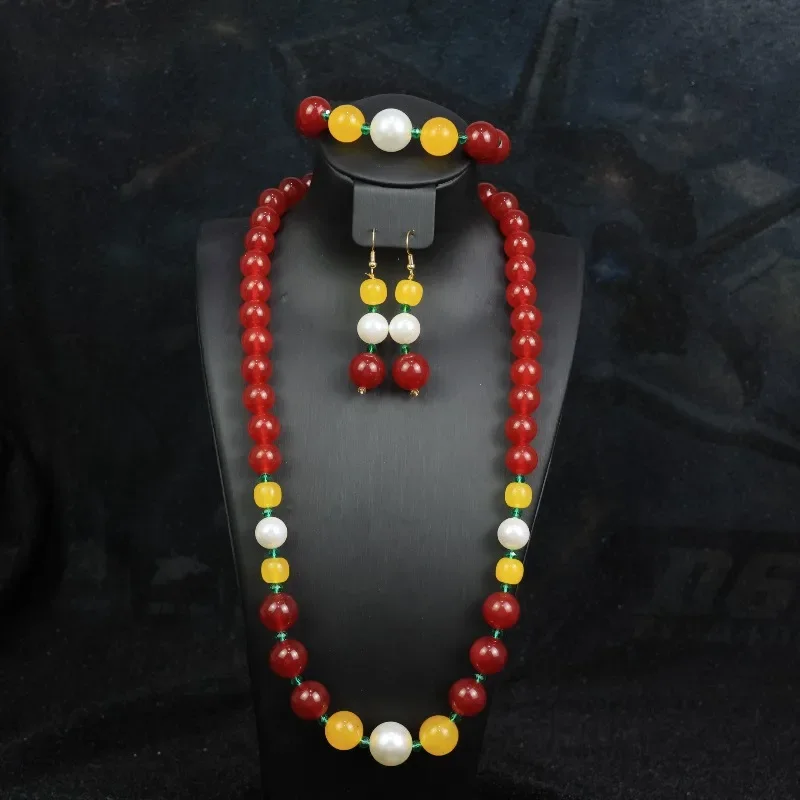 Traje rojo de estilo moderno, joyería personalizada a la moda