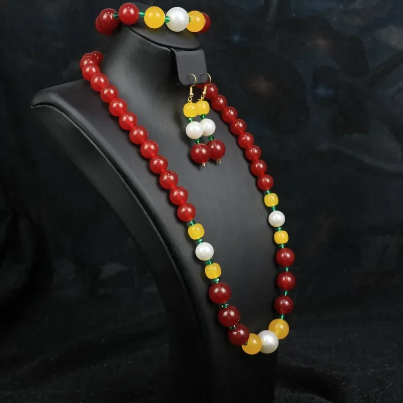 Traje rojo de estilo moderno, joyería personalizada a la moda