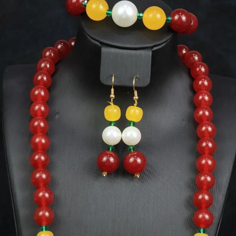Traje rojo de estilo moderno, joyería personalizada a la moda