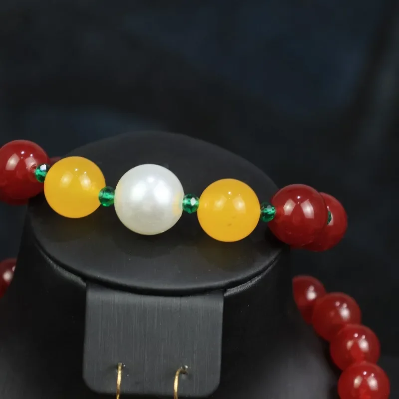 Traje rojo de estilo moderno, joyería personalizada a la moda