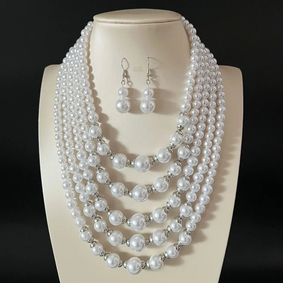 Extravagante conjunto de collar de perlas multicapa y aretes de cuentas, excluido elegancia y versatilidad.