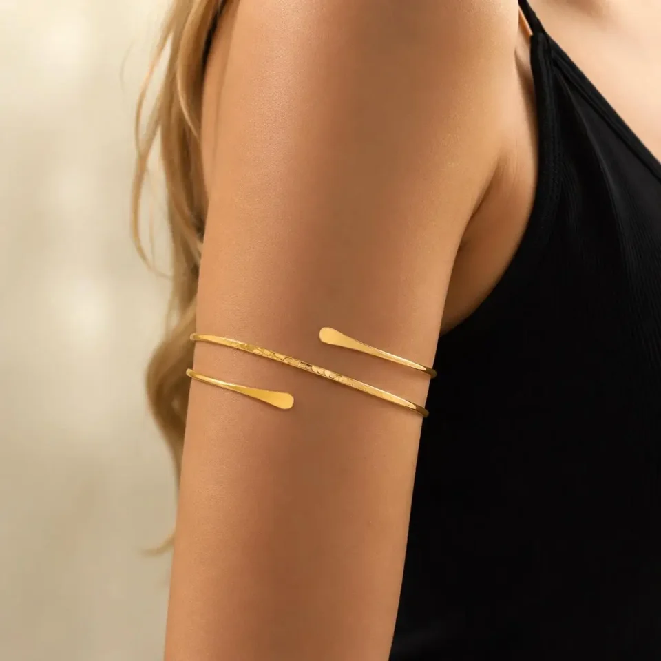 Brazalete para la parte superior del brazo para mujer, brazalete minimalista chapado en oro, brazaletes de fiesta llamativos, joyería