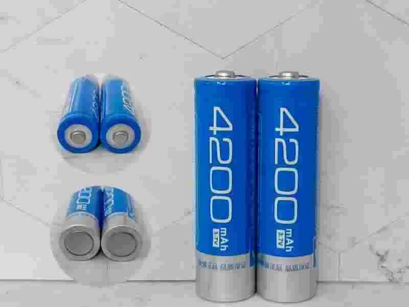 BATERIA LUO TI 18650 X2 C/PUNTA AZUL 3.7V 4200MAH 13643AZ