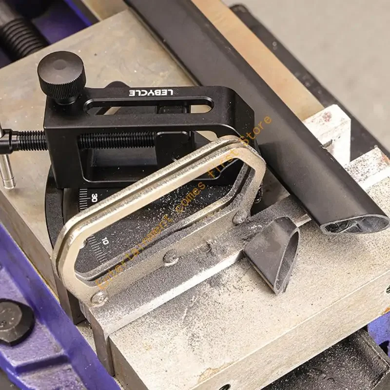 Herramienta guía corte tubos para reparación bicicletas con cuerpo metálico, agarre tornillo, placa guía y uso
