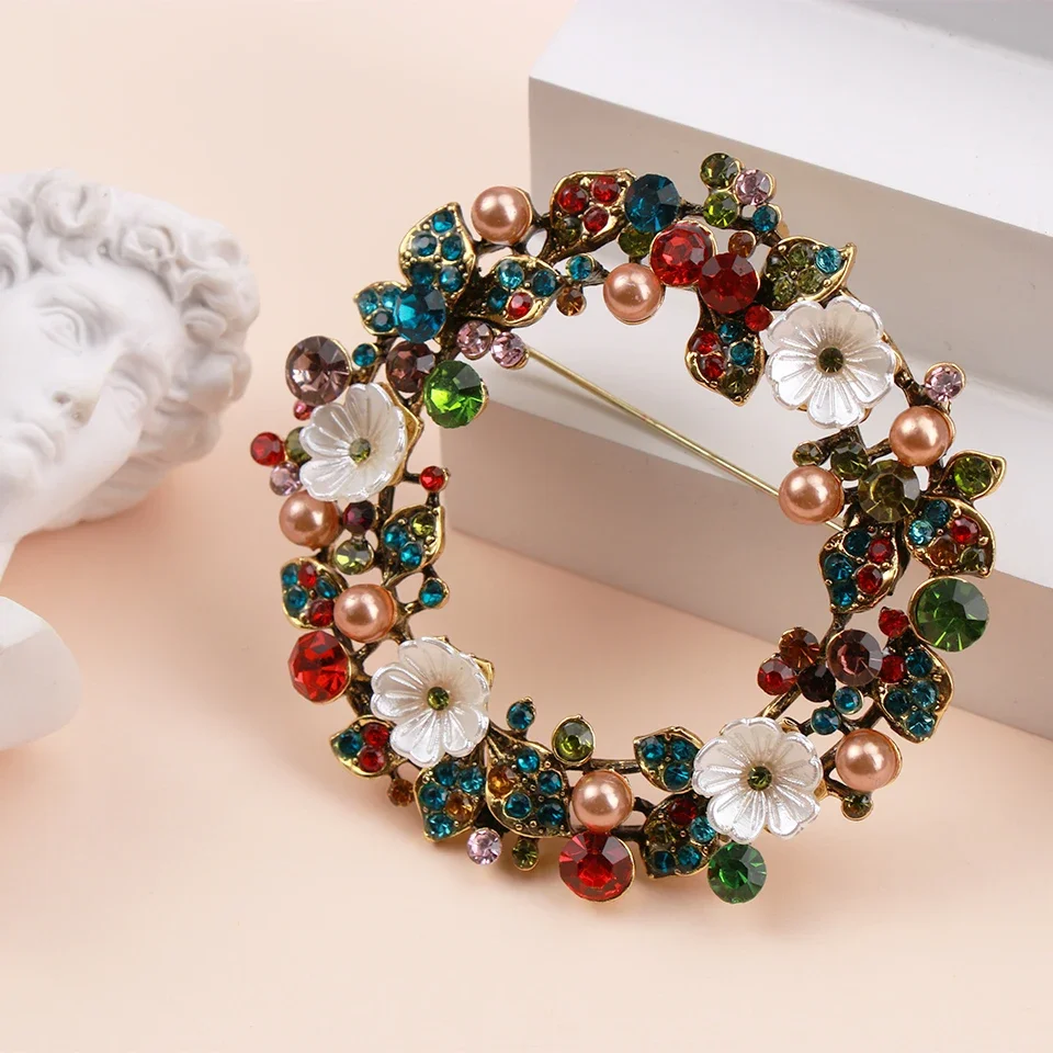 Broche de corona de flores brillante y lujoso para mujer, joyería de Metal con diamantes de imitación de cristal esmaltado, Pin para abrigo para ropa de fiesta y banquete