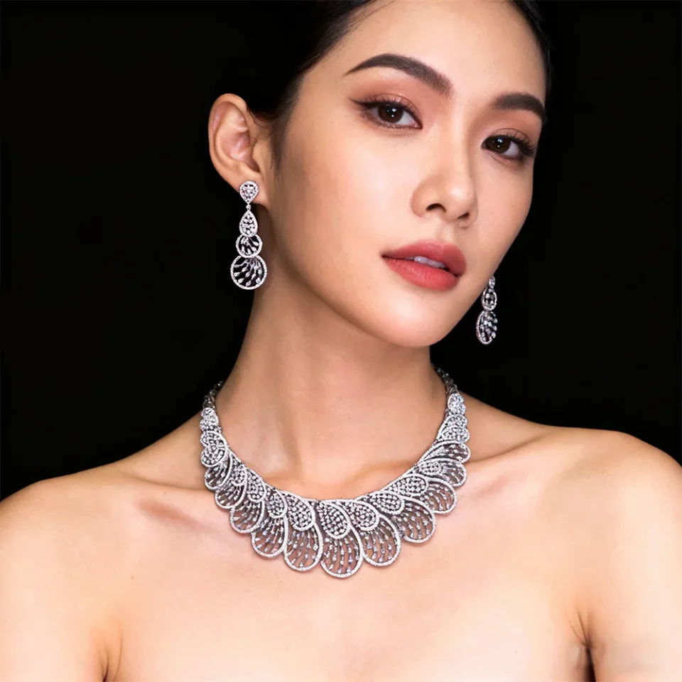 Conjuntos de Collares de Lujo con Cristales de Circonio y Perlas Multicapa son Joyas Elegantes para Novias en Bodas