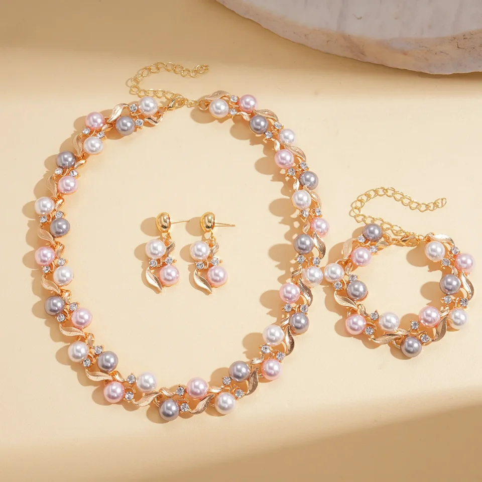 Conjunto de Joyería de Lujo para Mujer: Gargantillas Elegantes con Bloques de Color y Perlas de Imitación, Pulsera de Hojas con Pedrería y Pendientes Colgantes – Regalo Ideal