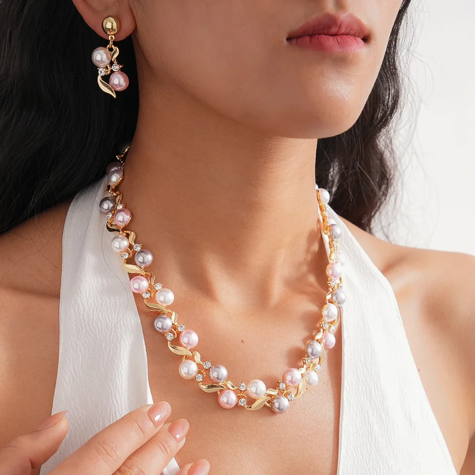 Conjunto de Joyería de Lujo para Mujer: Gargantillas Elegantes con Bloques de Color y Perlas de Imitación, Pulsera de Hojas con Pedrería y Pendientes Colgantes – Regalo Ideal