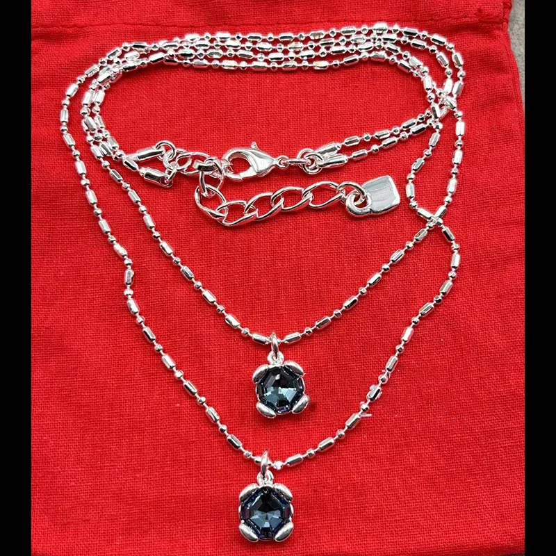 Joyería hecha a mano Se. Collares y pulseras en tonos dorado/plateado con colgantes de cristal y diseños de cadenas.