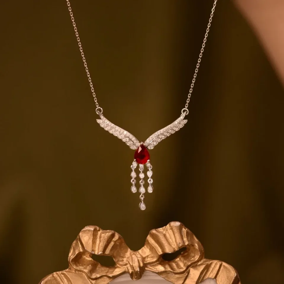Collar de piedras preciosas rojas lujoso y llamativo para mujer, cadena de cuello con alas de diamantes con incrustaciones de plata 925, joyería de boda exquisita