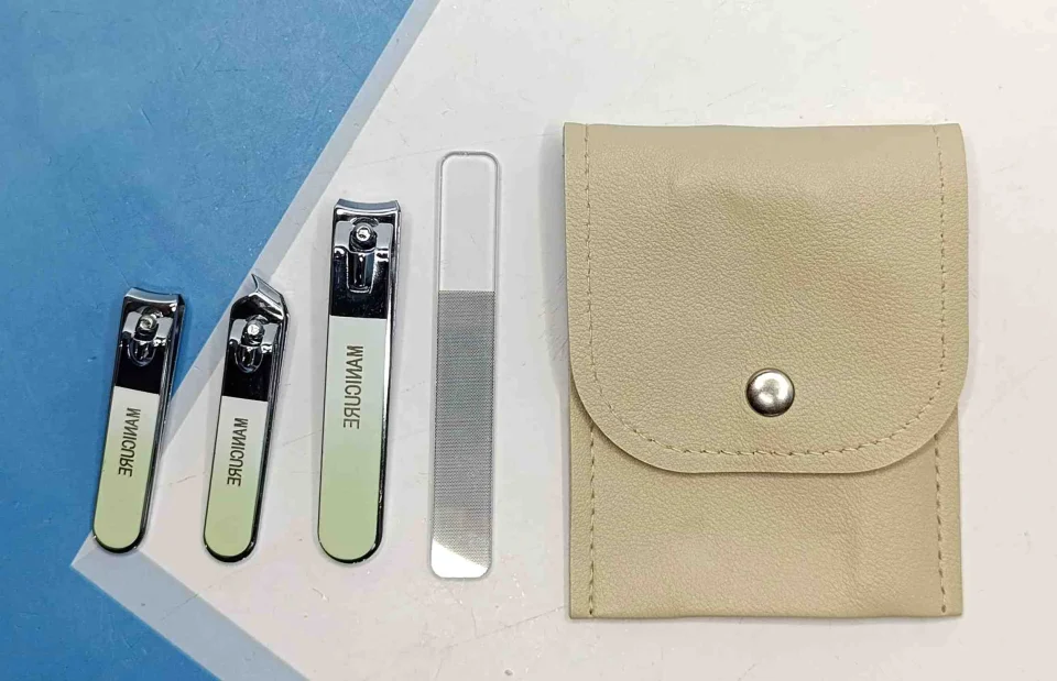 SET DE CORTA UÑAS 4PCS CARTERA PEQ BEIGE 11619