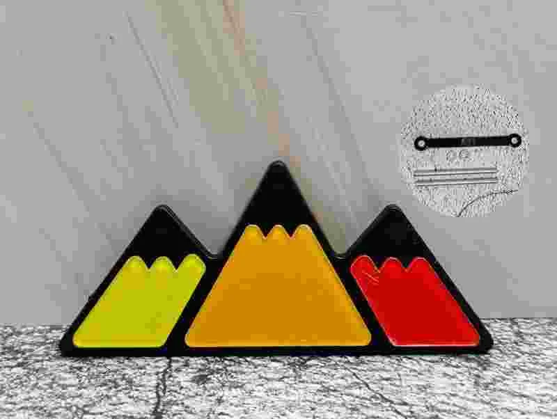 EMBLEMA TACOMA ROJO-NARANJA-AMA TRIANG MONTAÑA 12912RNA